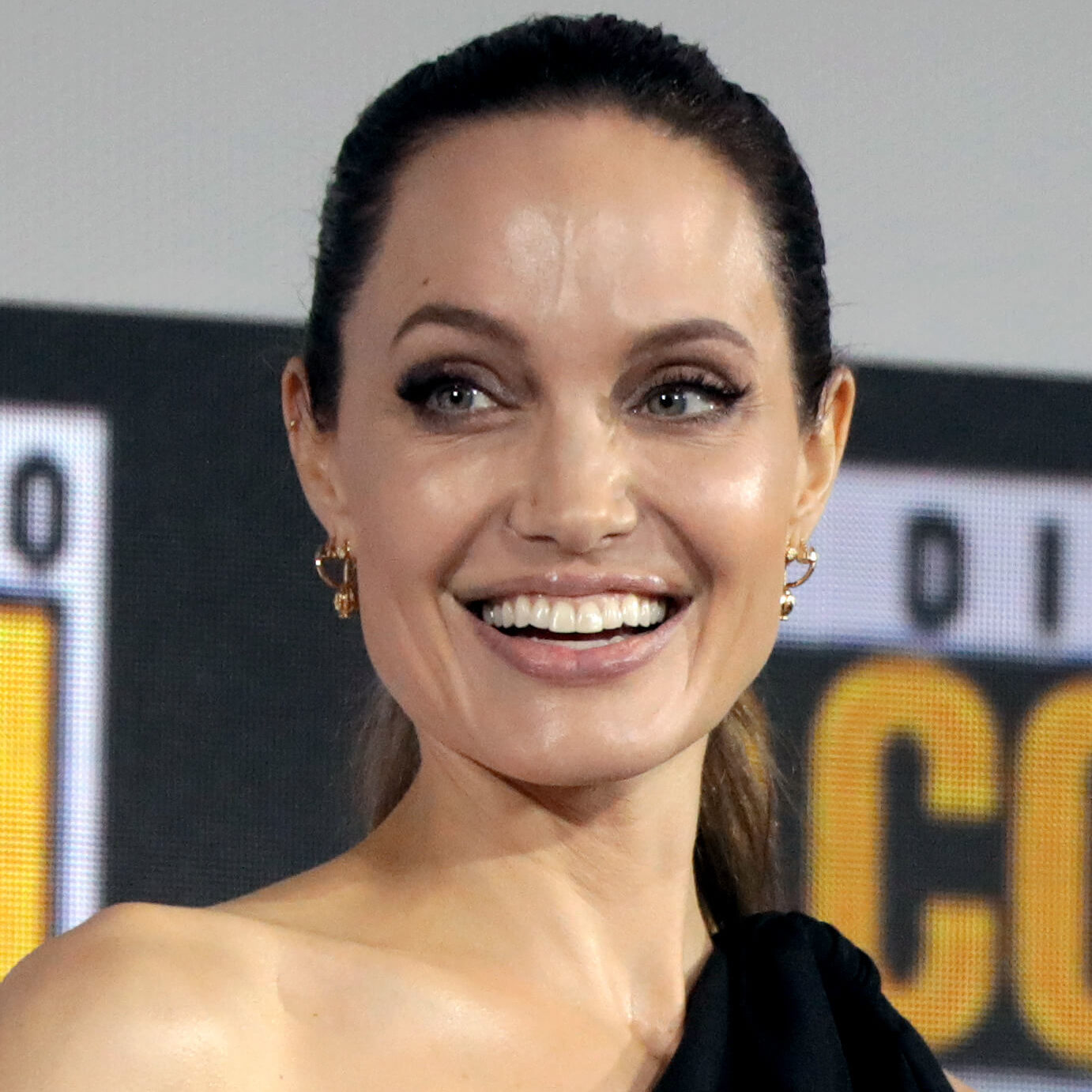 Angelina Jolie choosing color for neutral skin lifestylemajor edited